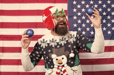 Tanrı Amerika 'yı korusun. Vatansever Noel Baba kış tatilini kutluyor. Amerikan bayrağıyla Noel ampulleri. Ulusal tatiller. İyi tatiller. Bayramları ve vatanseverliğinizi kutlayın.