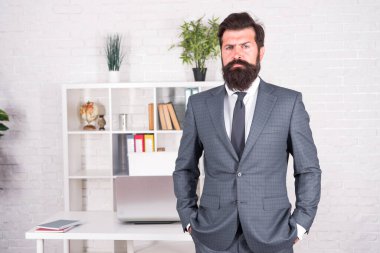 Kariyer yapmak. Ofisteki patron. Boncuklu hippi adam başlangıç projesi başlattı. Şirketin sahibi. CEO konsepti. Ofis çalışanı resmi takımı. Modern iş. İş danışmanlığı hizmetleri. İş geliştirme