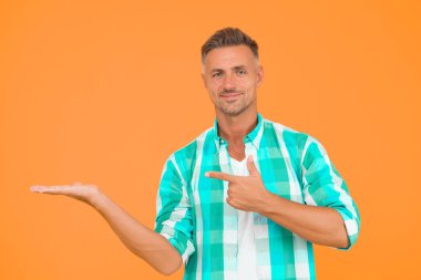 Şuna ne dersin? Ürün sunumu. Kendine güveni olan bir adam, kopyalama alanı gösterir. Adam ürünü tanıtıyor. Reklam reklamı. Terfi konsepti. Erkekler için ürün tanıtımı. Ürün başlatılıyor