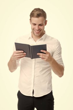 İyi bir kitap oku. Mutlu adam beyaz üzerine izole kitap okuyor. Yakışıklı adam hevesle okuyor. Dil ve edebiyat öğrencisi. Kütüphane ve bibliyotheca. Okul ve eğitim. Okumam gerek.