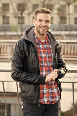 Kendine güvenen bir adam böyle görünür. Sonbahar gününde mutlu bir adam. Yakışıklı adam sıradan bir şekilde gülümsüyor. Şehir dışında beyaz bir adam var. Beyaz bir adam. Sıradan moda tarzı. Yaşam biçimi