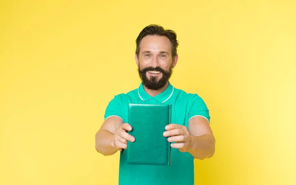 Litteraturkritiker. En mogen skäggig kille håller i boken. Nöjd läsare. Bokpresentationskoncept. Författare presenterar bok kopiera utrymme. Storsäljare och bokhandel. Litteratursmak och rekommendationer — Stockfoto