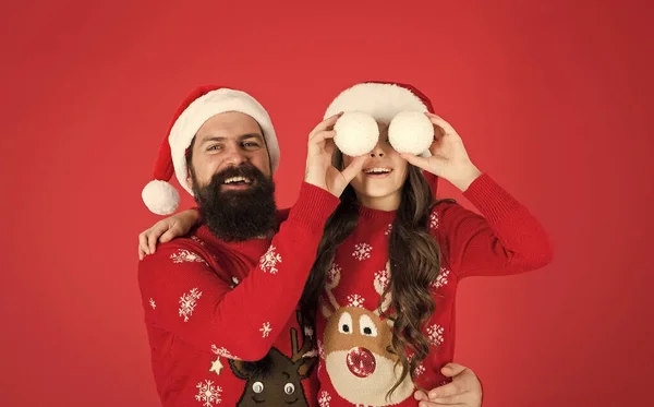 Nejlepší den na světě. Malá holka a Santa táta červená zeď. Veselé Vánoce všem. Pozdrav vánoční tradici. šťastná rodina hrát sněhové koule v zimě. otec a dcera slaví nový rok. rodinná dovolená zábava — Stock fotografie