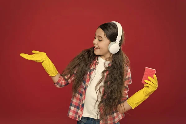 Tudo é melhor com a música. Festa de limpeza. Menina usar fones de ouvido e luvas de proteção para a limpeza. Ouvir música e limpar. Tornar a casa mais alegre. Limpador inofensivo ingredientes simples — Fotografia de Stock