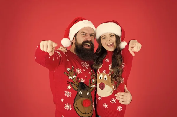 Tempo in famiglia. Festa delle vacanze in famiglia. Babbo Natale e papà barbuto sfondo rosso. Adorano le feste. passare il Natale insieme. felice vacanza invernale. famiglia felice. padre e figlia festeggiano il nuovo anno — Foto Stock