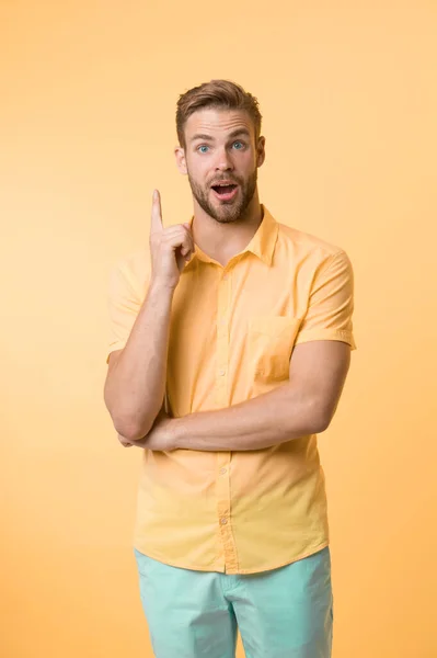 Tipo caucásico con bigote. Hombre barbudo. Moda masculina. Cuidado facial. Hipster maduro con barba. hombre sobre fondo amarillo. Tengo una gran idea. sensación de inspiración — Foto de Stock