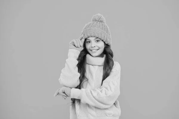 Tan elegante. sombrero y manoplas accesorio. feliz pared de color turquesa niño. sin gripe. Prepárate para el invierno. vacaciones de invierno. punto hecho en casa. moda de temporada fría. mantente caliente. niña suéter favorito —  Fotos de Stock