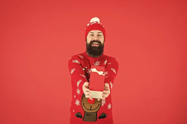 Как выбрать идеальный подарок. С Новым 2020 годом. Портрет позитивного бородатого мужчины чувствует себя празднично. enjoy Xmas celebration. Концепция Рождества. мужчина открывает рождественский подарок дома — стоковое фото