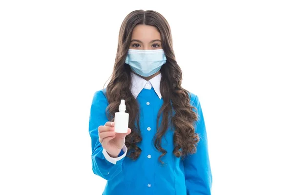 Friskt barn i skyddsmask mot coronavirus erbjuda nasala droppar för hälsa under covid pandemi och karantän, botemedel — Stockfoto