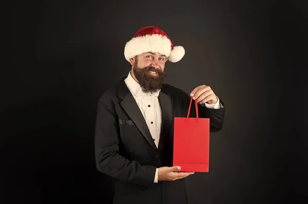 Ne félj megtalálni a tökéletes ajándékot. Boldog hipszter élvezze a karácsonyi vásárlást. Üzletember mosolyog, ajándékkal a papírzacskóban. Ajándék a Mikulástól. Ajándék a boksz napra. Irodai buli. Az ajándékozás öröme, másolás helye — Stock Fotó