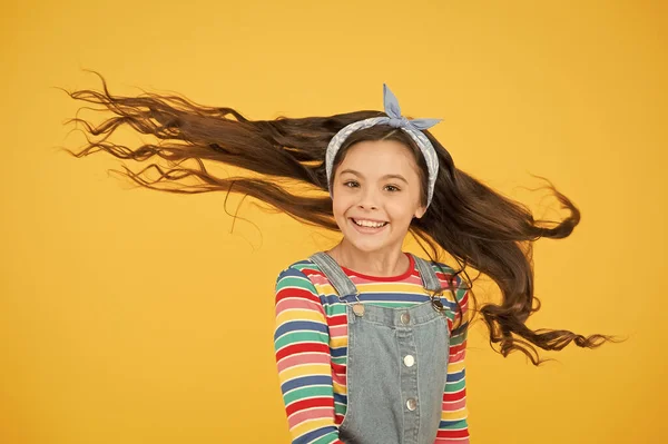 Vrouwelijke kapper. Gelukkig retro kind draagt kleurrijke kleren. casual denim mode. zorgeloze zomer van vreugde. kapsel accessoire trends. optimistisch hipsterkind. jong en zorgeloos klein meisje — Stockfoto