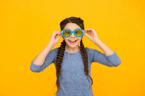 Menina sorrindo garoto com cabelo trançado elegante em óculos de festa no fundo amarelo, diversão — Fotografia de Stock