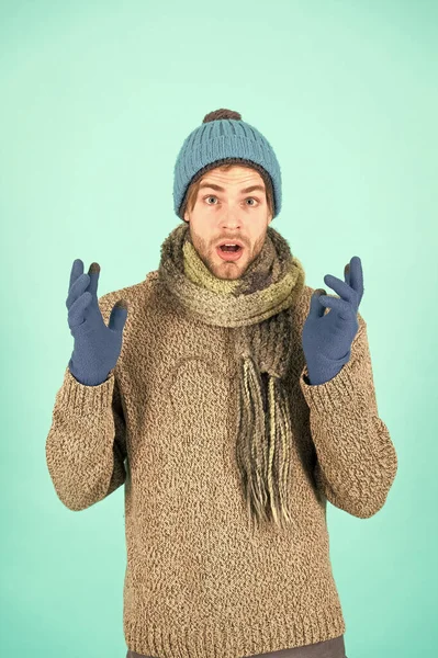 冬の寒さにショックを受けた男。インフルエンザは無し。冬の天気予報。暖かい服を着てる。男性のニットウェアのファッション。男は布とアクセサリーを編んだ。男性の青の背景。ホームレスの貧しい男 — ストック写真