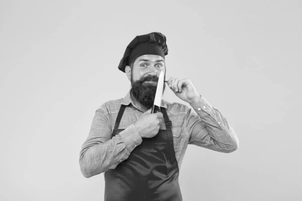 Excellente nourriture et service. Boucher brutal dans le tablier. meilleure offre de menu. confiant barbu heureux chef uniforme rouge. Chef masculin coupé au couteau. hipster mature au visage heureux. satisfait chef barbu — Photo