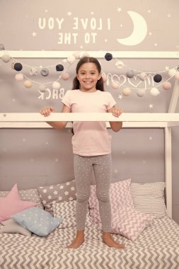 Yatak odam benim kurallarım. Küçük bir kız için hoş bir yatak odası. Yatak odasının içini rahatlatan kız. Çocukluk konsepti. Yatak odası rahatla ve dinlenmene bak. Pijamalı çocuk. İyi sabahlar. Tatlı rüyalar. Moda pijamaları.