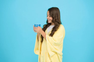 Akşam rutini. Yatmadan önce süt içmenin sağlık yararları. Küçük çocuk tutucu kupa. Pijamalı bir kız çay içiyor. Uyumadan önce dinlenmek. Yatmadan hemen önce süt içiyor. Yatma zamanı içecekleri