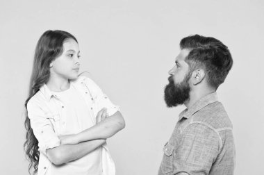 Eşit şartlarda iletişim kurun. Baba ve kızı. Çocuk ve baba en iyi arkadaşlar. Ebeveynlik ve çocukluk. Babalar Günü konsepti. Hoş bir baba ve tatlı bir çocuk. Aile ilişkileri. İletişim becerileri