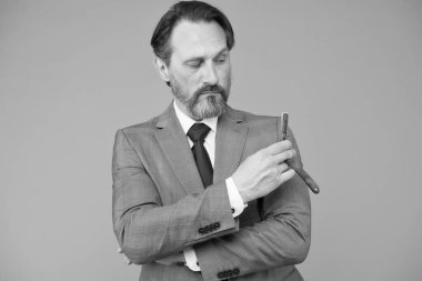 Jilet gibi tıraş olan sakal, berber salonu konsepti.