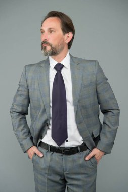 Benim işim gayrimenkul. Resmi takım elbiseli olgun bir iş adamı. Başarılı bir banka çalışanı. Ofis ceketli patron. Sakallı adam bakımlı. Profesyonel avukatın başarılı bir işi var. kendinden emin yönetici
