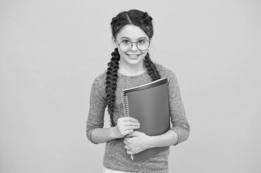 Özel dersler. Eğitime odaklan. Özel okul. Şirin gülümseyen okul kızı. Küçük liseli kız. Saçları örülü bir öğrenci okula gidiyor. Günlük okul kızı hayatı. Okul kulübü. Kütüphane konsepti