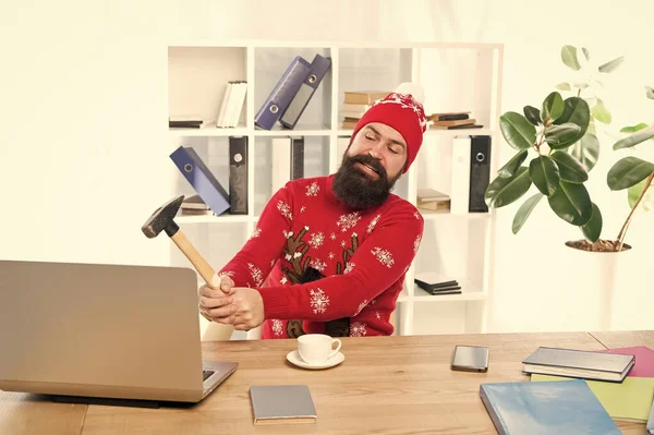 Estresse festivo. Homem ocupado bateu laptop com martelo. Tenho stress no trabalho. Trabalho stressante. Alívio de Natal. Aproveite a temporada de férias sem estresse — Fotografia de Stock