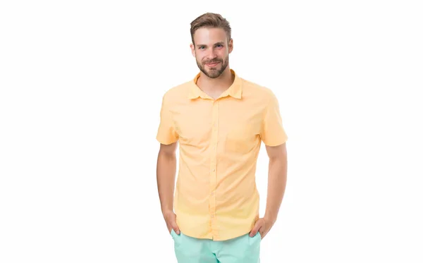 Hombre sonriente guapo. asistente de tienda amigable. mejor gerente para ti. hombre con cerdas aisladas en blanco. belleza masculina y la moda. Hombre guapo posando. estudiante universitario feliz — Foto de Stock