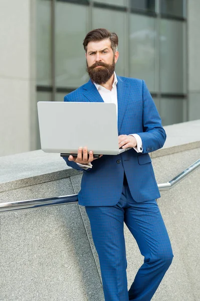 Freiberufler im formalen Modeanzug arbeiten online mit Laptop-Computer-Gerät moderne Technologie im urbanen Außenbereich, freiberuflich — Stockfoto