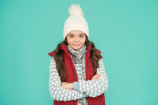 Έτοιμοι για διακοπές. παιδί με μακριά σγουρά μαλλιά σε πλεκτό καπέλο. Χριστουγεννιάτικη δραστηριότητα σε στυλ ψυχρής εποχής. Παιδική ευτυχία. θερμική ενδυμασία. Ευτυχισμένη έφηβη, φοράει ζεστά ρούχα. χειμερινή παιδική μόδα — Φωτογραφία Αρχείου