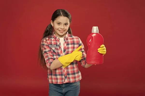 Убивать микробы и вирусы. Антибактериальная дезинфекция. Девушка резиновые перчатки очистки держать пластиковые бутылки химической жидкости. Продукт для чистки. Чистящие средства. Оставьте свежие ощущения и приятный аромат — стоковое фото