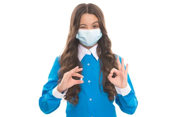 Gezond kind in beschermende masker tegen coronavirus bieden pil voor de gezondheid tijdens covid pandemie en quarantaine, behandeling — Stockfoto