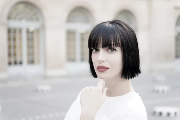 Mujer con cabello moreno y labios rojos maquillaje en París, Francia — Foto de Stock