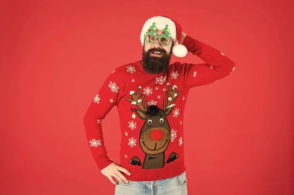 Vegyél ünnepi ruhát. Ünnepi kiegészítők. Hipster szakállas férfi téli pulóvert és kalapot visel. Kötött pulcsi. Boldog új évet! Karácsonyi hangulat. Téli partiszerkó. Szarvas pulóver. Ruhaüzlet — Stock Fotó