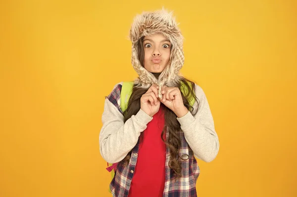 Mi sto congelando. Studentessa eschimese divertente provare sul cappello godere di morbidezza. Concetto stagione invernale. Moda della regione settentrionale. Accessorio peloso morbido. Cappello caldo per il freddo. Ragazza indossare cappello con paraorecchie — Foto Stock