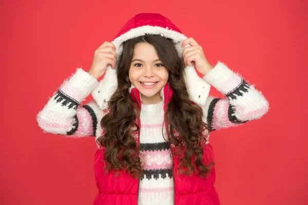 Criança com cara feliz sentir felicidade e pronto para a celebração natal e feriado de ano novo, roupas quentes — Fotografia de Stock