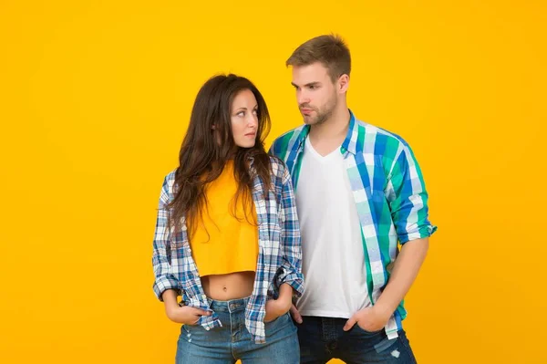 Mirada de moda de pareja romántica en el amor fondo amarillo, relación — Foto de Stock