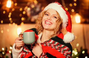 Evde harika vakit geçiriyorum. Kış tatili Sabah kahvesi. Xmas havası. Kadın kakao içiyor. Neşeli kadın kendini rahat hissediyor kutlama zamanı. Kız Noel Baba şapkalı süt bardağı. Mutlu yıllar. Noel