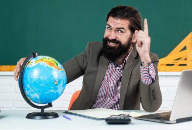 İyi fikir. Sınava hazırlan. Ders üzerine ders veren üniversite hocası. Okula dönüyorum. resmi eğitim. Bilgi günü. Olgun sakallı öğretmen derste. Sınıfta tahtasıyla çalışan acımasız bir adam.