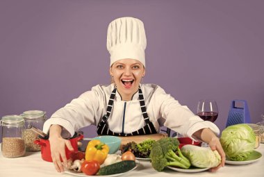Kalorileri yakın. Aşçı taze ve lezzetli sebzeler pişirir. Taze sebze pişiriyorum. Mutlu aşçı kadın. Mutfak ve mutfak. Çok profesyonelce. Yemek pişirmek için çevre dostu ürünler