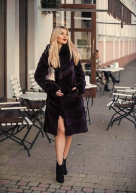 Şehir merkezinde hafta sonu yürüyüşü. Güzel bir kadın yürüyor. Yaşam tarzı modeli. Gençlik yaşam tarzı. Canlı bir yaşam tarzı fotoğrafı. Zarif kadınlar elbise giyer. Lüks giysi malzemesi. Bayan Wallstreet Cafe Teras Arkaplanı