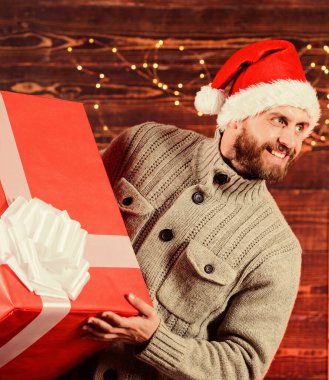 Eve hediye teslimatı. Sakallı, Noel Baba şapkalı mutlu adam. Senin için bir hediye. Sadece benim. Kış indirimleri için avantajlı bir teklif. Noel alışverişi. Bu ne sürpriz. Yeni yıl hediyesi. Adam büyük bir hediye sunuyor.