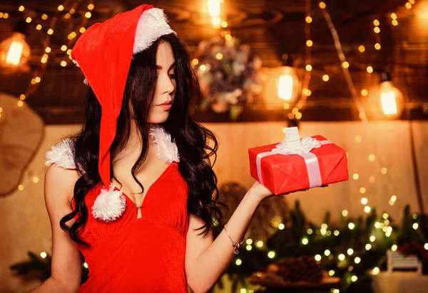 Mujer sexy con sombrero de santa. chica sensual en lencería erótica. chica con caja de regalo rojo. Feliz año nuevo. Feliz navidad. regalo de Navidad perfecto. El mejor regalo de todos. sentir el deseo. Una chica deliciosa — Foto de Stock