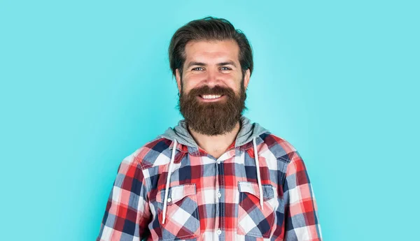 Cara barbudo elegante com penteado na moda usar camisa quadriculada, beleza — Fotografia de Stock