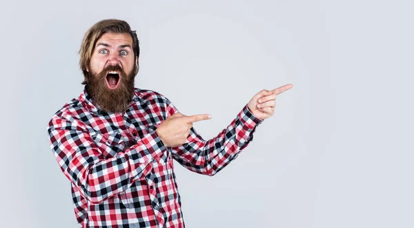 Olha para ali. cabelo e barba cuidados. espaço de cópia. hipster maduro com barba. Um caucasiano brutal com bigode. homem barbudo usar camisa quadriculada. homem brutal assustado. barbeiro macho. espaço de cópia — Fotografia de Stock