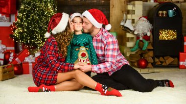 Idyllic anı. Sevimli bir oğlu olan anne ve baba Noel ağacı geçmişi. Aile değerleri. Boks günü. İyi tatiller. Ailenle vakit geçir. Ebeveynler ve çocuklar Noel arifesinde. Noel geleneği