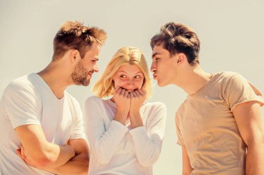 Bizi sadece aşk ısıtabilir. Yaz tatili. Rahatlama zamanı. Bir grup insan dışarıda. Cennet. Başarı yükseklikleri. Mutlu kadın ve iki erkek. Neşeli arkadaşlar. Arkadaşlık ilişkileri. Aile bağı ve sevgi