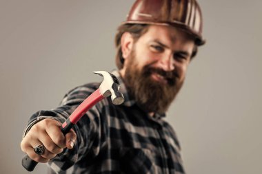 Her şeyi tamir. Güvenlik giysisi giyiyor. İnşaat alanında yönetici. Kendine güvenen bir asker. Vahşi hippi adam. Sert şapkalı adam. Mühendis çekiç kullanıyor. İnşaat işçisi güvenlik kaskı takıyor