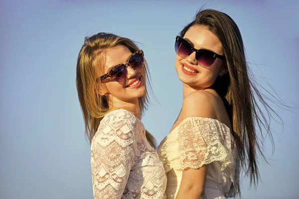 Sentir felicidade. moda de verão feminina. beleza sensual no vestido branco ao ar livre. humor de primavera. meninas sexy com cabelos longos no fundo do céu. pôr-do-sol perfeito ou nascer do sol. mulheres bonitas usam óculos de sol — Fotografia de Stock