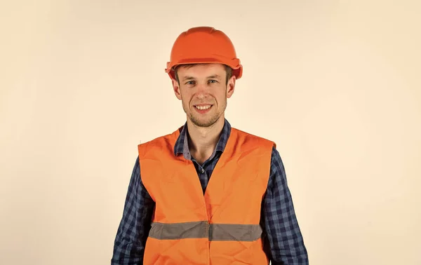 Man dragen beschermende harde hoed reparatie werken, goedkope renovatie ideeën concept — Stockfoto