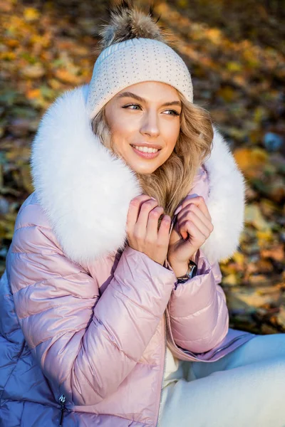 가을에 따뜻 한 옷을 입는 섹시 한 여인은 가을에 숲 속이나 공원에서 나뭇잎과 패션으로 — 스톡 사진