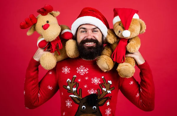 Felice uomo barbuto in costume di Babbo Natale celebrare le vacanze invernali di Natale e sentirsi allegri circa regali di Natale, negozio di giocattoli — Foto Stock
